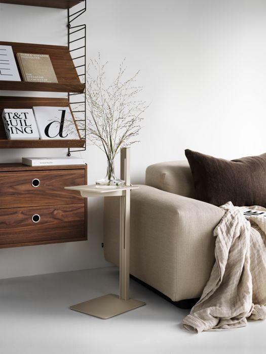 ENG
Shelving combination perfect for your living room . Wall-hung shelving combination with brown panels, shelves, magazine shelves and drawers in walnut. Complement you string shelf with a Museum sidetable in beige.
SWE
Stringhylla som passar i vardagsrummet. Vägghängd hyllkombination med bruna gavlar, hyllplan, tidskriftshylla och lådhurtsar i valnöt. Komplettera din vardagsrumshylla med ett sidobord i beige från Museum.
DE
Regalkombination, perfekt für Ihr Wohnzimmer . Wandhängende Regalkombination mit Stirnwänden, Regalböden, Zeitschriftenablagen und Schubladen in Nussbaum. Ergänzen Sie Ihr String Regal mit einem Museum Beistelltisch in Beige.
FR
Combinaison d’étagères idéale pour votre salon. Combinaison d’étagères murales avec montants arrondis, étagères, porte-revues et tiroirs, noyer. Complétez votre étagère String avec une Museum Sidetable beige.
ES
Una combinación de estantes perfecta para el salón. Combinación de estantes colgantes para pared con paneles frontales, estanterías, revisteros y cajones en madera de nogal. Complementa tu estante String con una Museum Sidetable en beige.
JP
ブラウンのウォールパネルにウォールナットのシェルフ、マガジンシェルフ、チェストを合わせたString® System。横にはベージュのMuseum™ サイドテーブルを置いたリビングルームにぴったりのスタイリング。