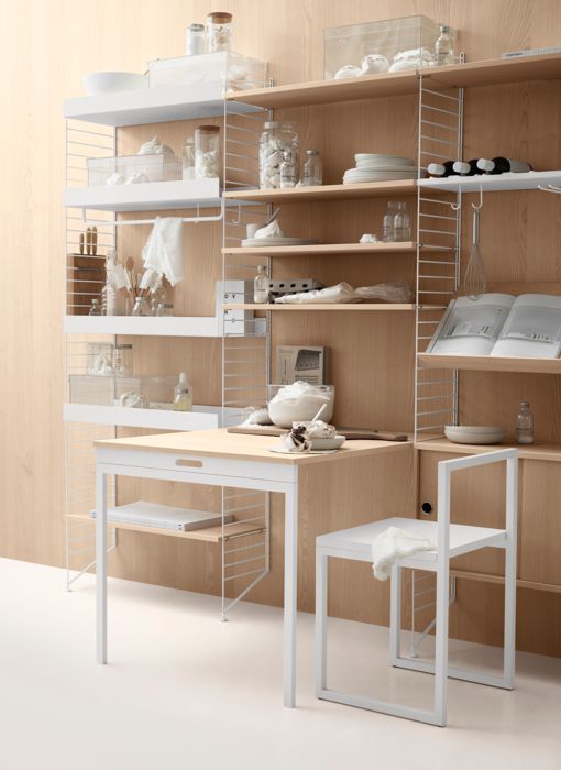 ENG
Floor mounted kitchen solution from String. Floor panels in white. Metal shelves high and low, rods, hanger racks, and hooks in white. Shelves, folding table and cabinets with sliding doors in ash.
SWE
Golvmonterat hyllsystem för kök från String. Golvgavlar i vitt. Metallhyllplan med hög och låg kant, stänger, spjut och krokar i vitt. Hyllplan, fällbord och skåp med skjutdörrar i ask.
DE
Bodenstehende Küchenlösung von String. Bodenleitern in Weiß. Regalböden aus Metall mit hoher und niedriger Kante, Stangen, Glasaufhängungen und Haken in Weiß. Regalböden, Klapptisch und Schrankelemente mit Schiebetüren in Esche.
FR
Solution pour cuisine à poser au sol signée String. Montants de sol blanc. Étagères métal haute et basses, barres, supports pour verres, et crochets blanc. Étagères, table pliante et caissons portes coulissantes frêne.
ES
Solución de cocina montada en suelo de String. Paneles de pared en blanco. Estantes metálicos altos y bajos, barras de colgar, soportes para copas y ganchos en blanco. Estantes, mesa plegable y cabinets con puertas correderas en fresno.