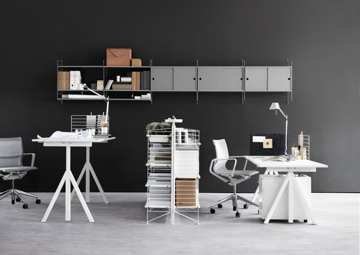 ENG
Wall mounted workspace solution from String. Height-adjustable work desk in white. Mobile storage in white. Wire screen in white. Fabric sleeve in grey felt. Freestanding shelf. Wall panels in grey. Shelves and cabinets with sliding doors in grey.
SWE
Väggmonterat hyllsystem för arbetsrum från String. Höj- och sänkbart skrivbord i vitt. Rullhurts i vitt. Raster i vitt. filthuv i grått. Fristående hylla. Väggavlar i grått. Hyllplan och skåp med skjutdörrar i grått.
DE
Wandhängende Arbeitsplatzlösung von String. Höhenverstellbare Schreibtischplatte in Weiß. Rollcontainer in Weiß. Leiterrückwand in Weiß. Stoffüberzug in grauem Filz. Freistehendes Regal. Wandleitern in Grau. Regalböden und Schrankelemente mit Schiebetüren in Grau.
FR
Solution pour espace de travail à fixer au mur signée String. Bureau ajustable blanc. Caisson de rangement mobile blanc. Grille en métal blanc. Panneau en feutrine gris. Étagère autoportante. Montants muraux gris. Étagères et caissons portes coulissantes gris.
ES
Solución de espacio de trabajo montada en pared de String. Escritorios de altura regulable en blanco Cajonera móvil en blanco. Organizador de rejilla metálica en blanco. Funda de tela en fieltro gris. Estante autoportante. Paneles de pared en gris. Estantes y cabinets con puertas correderas en gris.