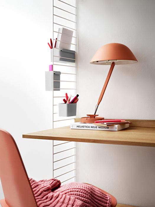 ENG
Shelving combination from String System intended for an office or living room. Floor panels, shelves, and media shelves in white. Shelves and work desk in oak. Organizers in grey.
SWE
Stringhylla som passar i arbetsrummet eller vardagsrummet. Golvgavlar, hyllplan och mediahyllplan i vitt. Hyllplan och arbetsskiva i ek. Organizers i grå.
DE
String System Regalkombination für Büro oder Wohnzimmer. Bodenleitern, Regalböden und Medienablagen in Weiß. Regalböden und Schreibtischplatte in Weiß. Aufbewahrungsboxen in Grau.
FR
Combinaison d’étagères de la gamme String System destinée à un bureau ou un salon. Montants de sol, étagères, étagères média, blanc. Étagères et bureau en chêne. Vide-poches muraux, gris.
ES
Combinación de estantes modulares de String System especialmente diseñada para una oficina o un salón. Paneles de suelo, estanterías y estantes para mediateca en color blanco. Estantes y escritorios en madera de roble. Organizadores en gris.
JP
ホワイトのフロアパネル、シェルフ、メディアシェルフと オークのシェルフとワークデスクを合わせ グレーのオーガナイザーをアクセサリーとして追加したコンビネーション。オフィスやリビングルームに最適です。