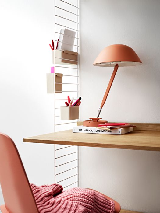 ENG
Shelving combination from String System intended for an office or living room. Floor panels, shelves, and media shelves in white. Shelves and work desk in oak. Organizers in beige.
SWE
Stringhylla som passar i arbetsrummet eller vardagsrummet. Golvgavlar, hyllplan och mediahyllplan i vitt. Hyllplan och arbetsskiva i ek. Organizers i beige.
DE
String System Regalkombination für Büro oder Wohnzimmer. Bodenleitern, Regalböden und Medienablagen in Weiß. Regalböden und Schreibtischplatte in Weiß. Aufbewahrungsboxen in Beige.
FR
Combinaison d’étagères de la gamme String System destinée à un bureau ou un salon. Montants de sol, étagères, étagères média, blanc. Étagères et bureau en chêne. Vide-poches muraux, beige.
ES
Combinación de estantes modulares de String System especialmente diseñada para una oficina o un salón. Paneles de suelo, estanterías y estantes para mediateca en color blanco. Estantes y escritorios en madera de roble. Organizadores en beis.
JP
ホワイトのフロアパネル、シェルフ、メディアシェルフと オークのシェルフとワークデスクを合わせ ベージュのオーガナイザーをアクセサリーとして追加したコンビネーション。オフィスやリビングルームに最適です。