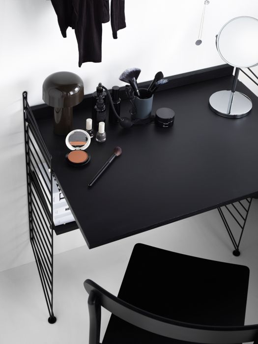 ENG
Shelving combination from String designed to act as a dressing table. Floor panels in black. Cabinet with sliding doors and work desk in black stained ash along with metal shelves and accessories in black.
SWE
Hyllkombination från String designad som ett sminkbord. Golvgavlar i svart. Skåp med skjutdörrar och arbetsskiva i svartbetsad ask samt metallhyllplan och accessoarer i svart.
DE
Regalkombination von String, um einen Schminktisch zu erhalten. Bodenleitern in Schwarz. Schrank mit Schiebetüren und Schreibtischplatte in schwarz gebeizter Esche sowie Regalböden aus Metall und Zubehör in Schwarz.
FR
Combinaison d’étagères String conçues pour servir de coiffeuse. Montants de sol noir. Caisson portes coulissantes et bureau en chêne teinté noir avec étagères en métal et accessoires, noir.
ES
Combinación de estantes de String diseñada para servir de tocador. Paneles de suelo en negro. Cabinet con puertas correderas y escritorio en negro, con estanterías metálicas y accesorios en negro.
JP
ブラックのフロアパネルにブラック ステインド アッシュのキャビネットとワークデスク、そしてメタルシェルフとアクセサリーにブラックを使用したスタイリッシュなコンビネーション。