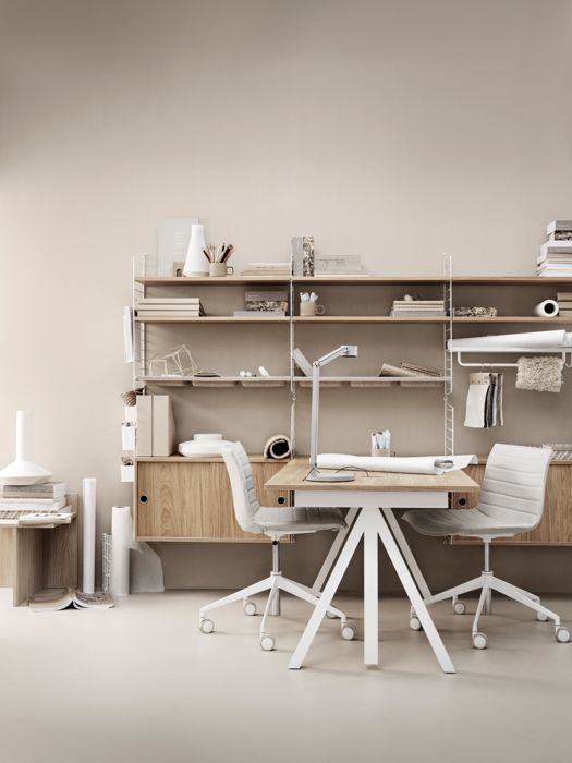 ENG
Wall panels in white. Shelves, work desk and cabinets with sliding doors in oak. Rod, organizers, magazine holder and hooks in white.
SWE
Väggavlar i vit. Hyllplan, arbetsskiva, skåp med skjutdörrar i ek. Stång, organizers, tidsskriftsamlare och krokar i vitt.
DE
Wandleitern in Weiß. Regalböden, Schreibtischplatte und Schrankelemente mit Schiebetüren in Eiche. Stange, Zeitschriftenhalter und Haken in Weiß.
FR
montants muraux blanc. étagères, bureau et caissons portes coulissantes chêne. barre, vide-poches muraux, porte-revue et crochets blanc.
ES
Paneles de pared en blanco. Estantes, escritorio y cabinets con puertas correderas en roble. Barra de colgar, organizadores, revistero y ganchos en blanco.