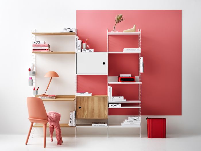 ENG
Larger string shelf optimal in your workspace or living room. Floor panels, shelves, cabinet with swing door, media shelf and magazine holder in white. Shelves, work desk, cabinet with swing door in oak. Organizers in grey.
SWE
Större stringhylla som passar i arbetsrummet eller vardagsrummet. Golvgavlar, hyllplan, skåp med dörr, mediahyllplan och tidskriftssamlare i vitt. Hyllplan, arbetsskiva, skåp med dörr i ek. Organizers i grått.
DE
Größerer String Regalboden, optimal für den Arbeitsplatz oder das Wohnzimmer. Bodenleitern, Regalböden, Schrank mit Schwenktür, Mediaablage und Zeitschriftenhalter in Weiß. Regalböden, Schreibtischplatte, Schrank mit Schwenktür in Eiche. Aufbewahrungsboxen in Grau.
FR
Grande étagère String optimale pour votre espace de travail ou votre salon. Montants de sol, étagères, caisson porte battante, étagère média et porte-revues, blanc. Étagères, bureau, caisson portes battantes en chêne. Vide-poches muraux, gris.
ES
Estantería modular String más amplia, ideal para tu espacio de trabajo o salón. Paneles de suelo, estantes, cabinet con puerta batiente, estante para mediateca y revistero en blanco. Estantes, mesa de trabajo, cabinet con puerta batiente de roble. Organizadores en gris.
JP
ワークスペースやリビングルームにぴったりの大きめのストリングシェルフ。ホワイトのフロアパネル、片開きキャビネット、メディアシェルフ、マガジンホルダーにオークのシェルフ、ワークデスク、片開きキャビネットを合わせてグレーのオーガナイザーを取り付けたコンビネーション。