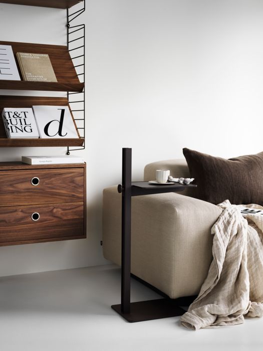 ENG
Shelving combination perfect for your living room . Wall-hung shelving combination with brown panels, shelves, magazine shelves and drawers in walnut. Complement you string shelf with a Museum sidetable in dark brown.
SWE
Stringhylla som passar i vardagsrummet. Vägghängd hyllkombination med bruna gavlar, hyllplan, tidskriftshylla och lådhurtsar i valnöt. Komplettera din vardagsrumshylla med ett sidobord i mörkbrunt från Museum.
DE
Regalkombination, perfekt für Ihr Wohnzimmer. Wandhängende Regalkombination mit Stirnwänden, Regalböden, Zeitschriftenablagen und Schubladen in Nussbaum. Ergänzen Sie Ihr String Regal mit einem Museum Beistelltisch in Dunkelbraun.
FR
Combinaison d’étagères idéale pour votre salon. Combinaison d’étagères murales avec montants arrondis, étagères, porte-revues et tiroirs, noyer. Complétez votre étagère String avec une Museum Sidetable marron foncé.
ES
Una combinación de estantes perfecta para el salón. Combinación de estantes colgantes para pared con paneles frontales, estanterías, revisteros y cajones en madera de nogal. Complementa tu estante String con una Museum Sidetable en marrón oscuro.
JP
ブラウンのウォールパネルにウォールナットのシェルフ、マガジンシェルフ、チェストを合わせたString® System。横にはダークブラウンのMuseum™ サイドテーブルを置いたリビングルームにぴったりのスタイリング。