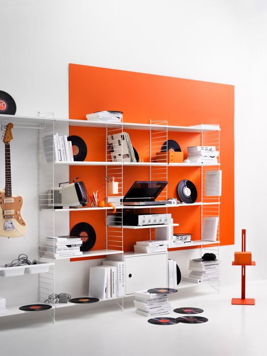 ENG
String shelf with floor panels from String System. Panels, shelves, metal shelves, bowl shelves, media shelf and cabinet with swing door in white. Museum sidetable in orange. This combination is perfect for your office or living room.
SWE
Stringhylla med golvgavlar från String System. Gavlar, hyllplan, metallhyllplan, skålplan, mediahyllplan och skåp med skjutdörr i vitt. Sidobord från Museum i orange. Denna kombination passar utmärkt i vardagsrummet och kontoret.
DE
String Regal mit Bodenleitern von String System. Regalleitern, Regalböden, Regalböden aus Metall, Aufbewahrungseinsätze, Medienablage in Weiß. Museum Beistelltisch in Orange. Diese Kombination ist perfekt für Ihr Büro oder Wohnzimmer.
FR
Étagère String avec montants de sol, gamme String System. Montants, étagères, étagères en métal, bas de rangement, étagère média, blanc. Museum Sidetable, orange. Cette combinaison est idéale pour votre bureau ou votre salon.
ES
Estantería modular con paneles de suelo de String System. Paneles, estanterías, estantes metálicos, estantes Bowl, estantes para mediateca en blanco. Museum Sidetable en color naranja. Una combinación perfecta para la oficina o el salón.
JP
ホワイトのサイドパネル、シェルフ、メタルシェルフ、ボウルシェルフ、メディアシェルフを使ったフロアタイプのString® SystemにオレンジのMuseum™ サイドテーブルを合わせたスタイリングはオフィスやリビングルームに最適です。