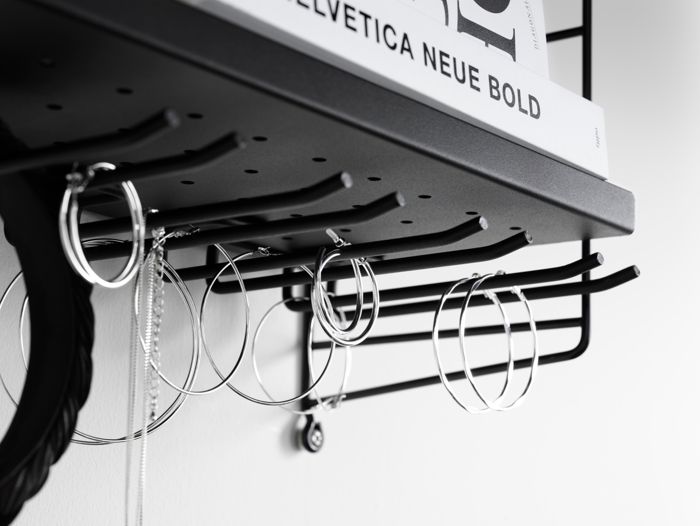 ENG
Shelving combination from String designed to act as a dressing table. Floor panels in black. Cabinet with sliding doors and work desk in black stained ash along with metal shelves and accessories in black.
SWE
Hyllkombination från String designad som ett sminkbord. Golvgavlar i svart. Skåp med skjutdörrar och arbetsskiva i svartbetsad ask samt metallhyllplan och accessoarer i svart.
DE
Regalkombination von String, um einen Schminktisch zu erhalten. Bodenleitern in Schwarz. Schrank mit Schiebetüren und Schreibtischplatte in schwarz gebeizter Esche sowie Regalböden aus Metall und Zubehör in Schwarz.
FR
Combinaison d’étagères String conçues pour servir de coiffeuse. Montants de sol noir. Caisson portes coulissantes et bureau en chêne teinté noir avec étagères en métal et accessoires, noir.
ES
Combinación de estantes de String diseñada para servir de tocador. Paneles de suelo en negro. Cabinet con puertas correderas y escritorio en negro, con estanterías metálicas y accesorios en negro.
JP
ブラックのフロアパネルにブラック ステインド アッシュのキャビネットとワークデスク、そしてメタルシェルフとアクセサリーにブラックを使用したスタイリッシュなコンビネーション。