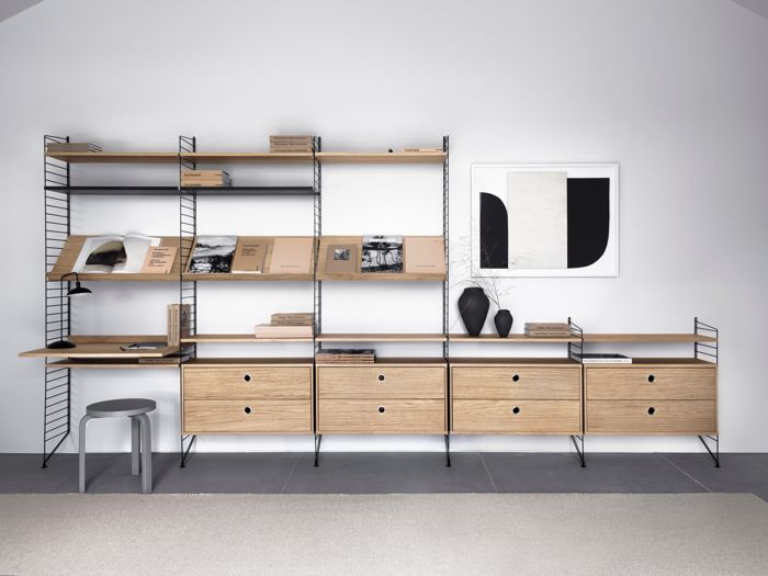 ENG
Floor mounted livingroom solution from String. Floor panels in black. Shelves, work desks and magazine shelves solid in oak. Chest of drawers in oak.
SWE
Golvmonterat hyllsystem för vardagsrum från String. Golvgavlar i svart. Hyllplan, arbetsskiva och tidskriftshyllor i ek. Lådhurtsar i ask.
DE
Bodenstehende Wohnzimmerlösung von String. Bodenleitern in Schwarz. Regalböden, Schreibtischplatten und Zeitschriftenablagen in Eiche. Schubladenelement in Eiche.
FR
Solution pour salon à poser au sol signée String. Montants de sol noir. Étagères, bureaux et étagères à revues bois massif chêne. Caisson tiroirs chêne.
ES
Solución de sala de estar montada en suelo de String. Paneles de suelo en negro. Estantes, escritorios y revisteros macizos en roble. Cajoneras en roble.