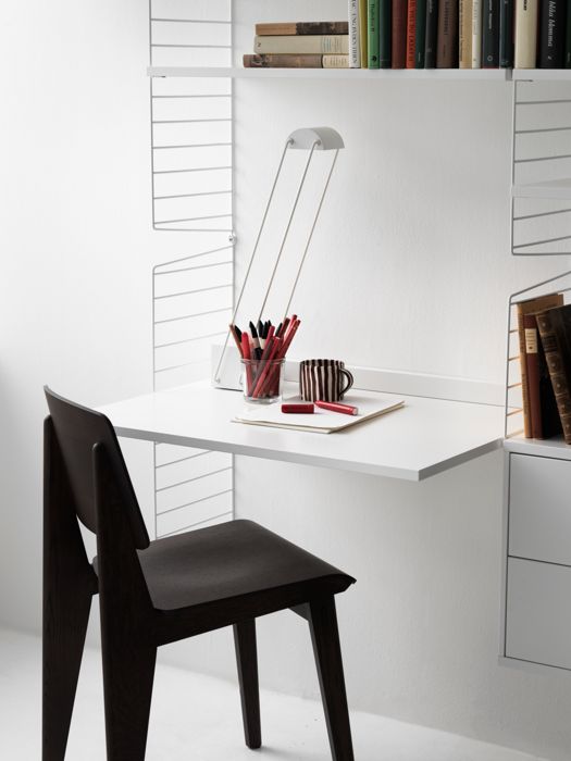 ENG
Wall-hung string shelf in white. Shelves, work desks and drawers creates two separate work stations.
SWE
Vägghängd stringhylla helt i vitt. Hyllplan, arbetsskivor och lådhurts som tillsammans utgör ett kontor med två separata arbetsplatser.
DE
Wandhängendes String Regal in Weiß. Regalböden, Schreibtischplatten und Schubladen schaffen zwei separate Arbeitsplätze.
FR
Étagère String murale, blanc. Les étagères, bureaux et tiroirs créent deux postes de travail séparés.
ES
Estantería modular de String en blanco para pared. Estanterías, escritorios y cajones que crean dos áreas de trabajo independientes.
JP
ホワイトのシェルフ、ワークデスク、チェストを備えたウォールタイプのストリングシェルフ。このようにして2つの独立したワークステーションを設けることができます。