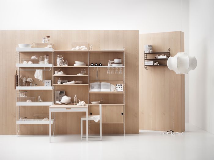 ENG
Floor mounted kitchen solution from String. Floor panels in white. Metal shelves high and low, rods, hanger racks, and hooks in white. Shelves, folding table and cabinets with sliding doors in ash.
SWE
Golvmonterat hyllsystem för kök från String. Golvgavlar i vitt. Metallhyllplan med hög och låg kant, stänger, spjut och krokar i vitt. Hyllplan, fällbord och skåp med skjutdörrar i ask.
DE
Bodenstehende Küchenlösung von String. Bodenleitern in Weiß. Regalböden aus Metall mit hoher und niedriger Kante, Stangen, Glasaufhängungen und Haken in Weiß. Regalböden, Klapptisch und Schrankelemente mit Schiebetüren in Esche.
FR
Solution pour cuisine à poser au sol signée String. Montants de sol blanc. Étagères métal haute et basses, barres, supports pour verres, et crochets blanc. Étagères, table pliante et caissons portes coulissantes frêne.
ES
Solución de cocina montada en suelo de String. Paneles de pared en blanco. Estantes metálicos altos y bajos, barras de colgar, soportes para copas y ganchos en blanco. Estantes, mesa plegable y cabinets con puertas correderas en fresno.