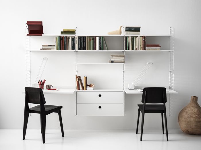 ENG
Wall-hung string shelf in white. Shelves, work desks and drawers creates two separate work stations.
SWE
Vägghängd stringhylla helt i vitt. Hyllplan, arbetsskivor och lådhurts som tillsammans utgör ett kontor med två separata arbetsplatser.
DE
Wandhängendes String Regal in Weiß. Regalböden, Schreibtischplatten und Schubladen schaffen zwei separate Arbeitsplätze.
FR
Étagère String murale, blanc. Les étagères, bureaux et tiroirs créent deux postes de travail séparés.
ES
Estantería modular de String en blanco para pared. Estanterías, escritorios y cajones que crean dos áreas de trabajo independientes.
JP
ホワイトのシェルフ、ワークデスク、チェストを備えたウォールタイプのストリングシェルフ。このようにして2つの独立したワークステーションを設けることができます。