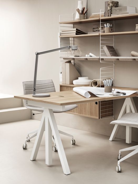 ENG
Wall panels in white. Shelves, work desk and cabinets with sliding doors in oak. Rod, organizers, magazine holder and hooks in white.
SWE
Väggavlar i vit. Hyllplan, arbetsskiva, skåp med skjutdörrar i ek. Stång, organizers, tidsskriftsamlare och krokar i vitt.
DE
Wandleitern in Weiß. Regalböden, Schreibtischplatte und Schrankelemente mit Schiebetüren in Eiche. Stange, Zeitschriftenhalter und Haken in Weiß.
FR
montants muraux blanc. étagères, bureau et caissons portes coulissantes chêne. barre, vide-poches muraux, porte-revue et crochets blanc.
ES
Paneles de pared en blanco. Estantes, escritorio y cabinets con puertas correderas en roble. Barra de colgar, organizadores, revistero y ganchos en blanco.