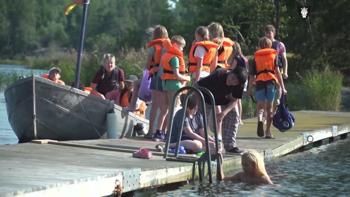 Ledare och barn som är på kollo berättar om säkerhet, bad, specialkost, fästingar och mygg.