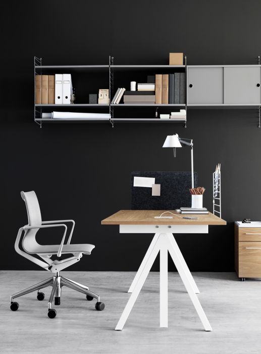 ENG
height-adjustable work desks in oak. mobile storage units in oak. fabric sleeve. plex wall panels and shelves in grey. cabinet with sliding doors in grey.
DE
Höhenverstellbare Schreibtischplatten in Eiche. Rollcontainer in Eiche. Stoffüberzug. Wandleitern aus Plexiglas und Regalböden in Grau. Schrankelement mit Schiebetüren in Grau.
FR
bureau ajustable chêne. caissons de rangement mobiles chêne. panneau en feutrine. montants muraux plexi et étagères gris. caisson portes coulissantes gris.
ES
Escritorios de altura regulable en roble. Cajonera móvil en roble. Funda de tela. Paneles de pared en plexiglás. Cabinet con puertas correderas en gris.