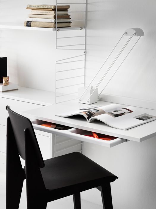 ENG
Wall-hung string shelf in white. Shelves, work desks and drawers creates two separate work stations.
SWE
Vägghängd stringhylla helt i vitt. Hyllplan, arbetsskivor och lådhurts som tillsammans utgör ett kontor med två separata arbetsplatser.
DE
Wandhängendes String Regal in Weiß. Regalböden, Schreibtischplatten und Schubladen schaffen zwei separate Arbeitsplätze.
FR
Étagère String murale, blanc. Les étagères, bureaux et tiroirs créent deux postes de travail séparés.
ES
Estantería modular de String en blanco para pared. Estanterías, escritorios y cajones que crean dos áreas de trabajo independientes.
JP
ホワイトのシェルフ、ワークデスク、チェストを備えたウォールタイプのストリングシェルフ。このようにして2つの独立したワークステーションを設けることができます。