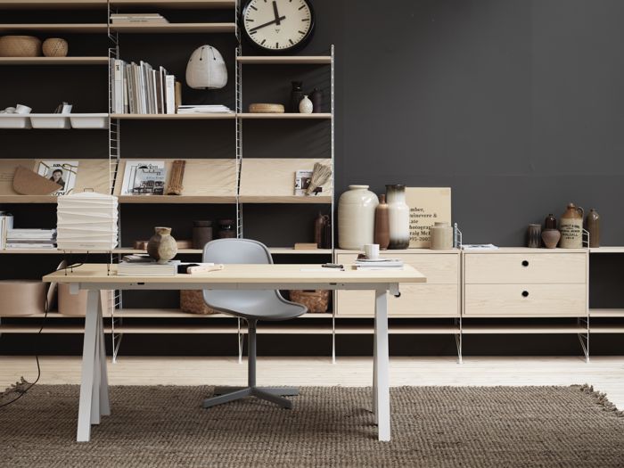 ENG
Floor mounted living room solution from String. Floor panels and wall panels in white. Shelves, magazine shelves and cabinets with sliding doors in ash. Height adjustable work desk, electrical, in ash.
SWE
Golvmonterat hyllsystem för vardagsrum från String. Golv- och väggavlar i vitt. hyllplan, tidskriftshyllor och skåp med skjutdörrar i ask. Höj- och sänkbart skrivbord, elektriskt, ask.
DE
Bodenstehende Wohnzimmerlösung von String. Bodenleitern und Wandleitern in Weiß. Regalböden, Zeitschriftenablagen und Schrankelemente mit Schiebetüren in Esche. Höhenverstellbare Schreibtischplatte, elektrisch, Esche.
FR
Solution pour salon à poser au sol signée String. Montants de sol et montants muraux blanc. Étagères, étagères à revues et caissons portes coulissantes frêne. Bureau ajustable, motorisé, frêne.
ES
Solución de sala de estar montada en suelo de String. Paneles de suelo y paneles de pared en blanco. Estantes, revisteros y cabinets con puertas correderas en fresno. Escritorio de altura regulable, eléctrico, fresno.