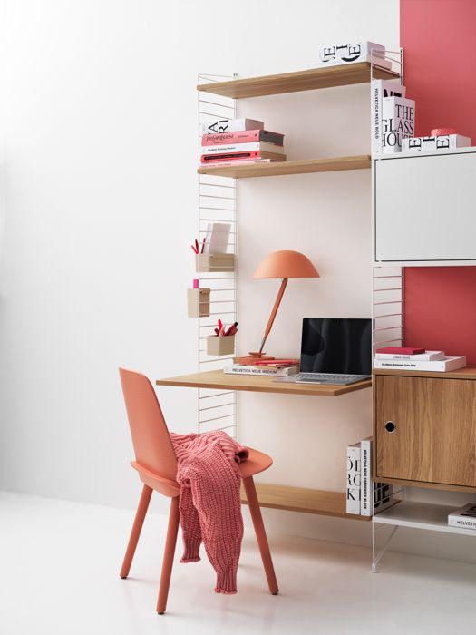ENG
Larger string shelf optimal in your workspace or living room. Floor panels, shelves, cabinet with swing door, media shelf and magazine holder in white. Shelves, work desk, cabinet with swing door in oak. Organizers in beige.
SWE
Större stringhylla som passar i arbetsrummet eller vardagsrummet. Golvgavlar, hyllplan, skåp med dörr, mediahyllplan och tidskriftssamlare i vitt. Hyllplan, arbetsskiva, skåp med dörr i ek. Organizers i beige.
DE
Größerer String Regalboden, optimal für den Arbeitsplatz oder das Wohnzimmer. Bodenleitern, Regalböden, Schrank mit Schwenktür, Mediaablage und Zeitschriftenhalter in Weiß. Regalböden, Schreibtischplatte, Schrank mit Schwenktür in Eiche. Aufbewahrungsboxen in Beige.
FR
Grande étagère String optimale pour votre espace de travail ou votre salon. Montants de sol, étagères, caisson porte battante, étagère média et porte-revues, blanc. Étagères, bureau, caisson portes battantes en chêne. Vide-poches muraux, beige.
ES
Estantería modular String más amplia, ideal para tu espacio de trabajo o salón. Paneles de suelo, estantes, cabinet con puerta batiente, estante para mediateca y revistero en blanco. Estantes, mesa de trabajo, cabinet con puerta batiente de roble. Organizadores en beis.
JP
ワークスペースやリビングルームにぴったりの大きめのストリングシェルフ。ホワイトのフロアパネル、片開きキャビネット、メディアシェルフ、マガジンホルダーにオークのシェルフ、ワークデスク、片開きキャビネットを合わせてグレーのオーガナイザーを取り付けたコンビネーション。