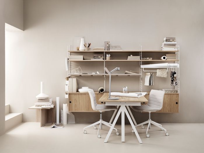 ENG
Wall panels in white. Shelves, work desk and cabinets with sliding doors in oak. Rod, organizers, magazine holder and hooks in white.
SWE
Väggavlar i vit. Hyllplan, arbetsskiva, skåp med skjutdörrar i ek. Stång, organizers, tidsskriftsamlare och krokar i vitt.
DE
Wandleitern in Weiß. Regalböden, Schreibtischplatte und Schrankelemente mit Schiebetüren in Eiche. Stange, Zeitschriftenhalter und Haken in Weiß.
FR
montants muraux blanc. étagères, bureau et caissons portes coulissantes chêne. barre, vide-poches muraux, porte-revue et crochets blanc.
ES
Paneles de pared en blanco. Estantes, escritorio y cabinets con puertas correderas en roble. Barra de colgar, organizadores, revistero y ganchos en blanco.