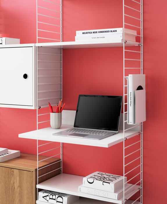 ENG
Larger shelving combination perfect for your home office or living room. Floor panels, shelves, cabinet with swing door, media shelf and magazine holder in white. Shelves, work desk, cabinet with swing door in oak.
SWE
Större stringhylla som passar i arbetsrummet eller vardagsrummet. Golvgavlar, hyllplan, skåp med dörr, mediahyllplan och tidskriftssamlare i vitt. Hyllplan, arbetsskiva, skåp med dörr i ek.
DE
Größere Regalkombination perfekt für Ihr Heimbüro oder Wohnzimmer. Bodenleitern, Regalböden, Schrank mit Schwenktür, Mediaablage und Zeitschriftenhalter in Weiß. Regalböden, Schreibtischplatte, Schrank mit Schwenktür in Eiche.
FR
Combinaison de grandes étagères idéale pour votre bureau à domicile ou votre salon. Montants de sol, étagères, caisson porte battante, étagère média et porte-revues, blanc. Étagères, bureau, caisson portes battantes en chêne.
ES
Combinación de estantes más grande, perfecta para montar tu home office ideal o disfrutar de tu salón. Paneles de suelo, estantes, cabinet con puerta batiente, estante para mediateca y revistero en blanco. Estantes, mesa de trabajo, cabinet con puerta batiente de roble.
JP
ホワイトのフロアパネル、シェルフ、片開きキャビネット、メディアシェルフ、マガジンホルダーにオークのシェルフ、ワークデスク、片開きキャビネットを合わせた大き目の組み合わせはホームオフィスやリビングルームにぴったりです。