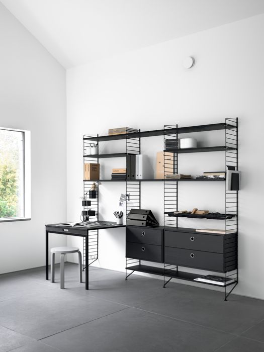 ENG
Floor mounted workspace solution from String. Floor panels in black. Shelves, chest of drawers and folding table in black stained ash.
SWE
Golvmonterat hyllsystem för arbetsrum från String. Golvgavlar i svart. Hyllplan, lådhurtsar och fällbord i svartbetsad ask.
DE
Bodenstehende Arbeitsplatzlösung von String. Bodenleitern in Schwarz. Regalböden, Schubladenelement und Klapptisch in Esche schwarz gebeizt.
FR
Solution pour espace de travail à poser au sol signée String. Montants de sol noir. Étagères, caisson tiroirs et table pliante frêne teinté noir.
ES
Solución de espacio de trabajo montada en suelo de String. Paneles de suelo en negro. Estantes, cajoneras y mesa plegable en fresno teñido negro.