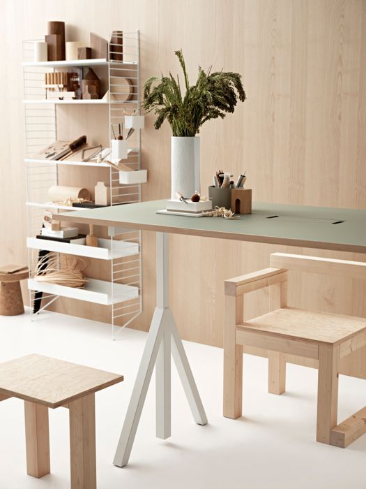 ENG
Floor mounted workspace solution from String. Floor panels, metal shelves high and low, metal shoe shelf and organizers in white. Sit-stand table from Works™ ..by String Furniture. With a white base and a modern coloured tabletop in light grey linoleum. A modern design on a classic height-adjustable office table.
SWE
Golvmonterat hyllsystem för arbetsrum från String. Golvgavlar, metallhyllplan med hög och låg kant, metall skohylla och organizers i vitt. Höj- och sänkbart skrivbord från Works™ ..by String Furniture. Med vitt underrede och en modern ljusgrå linoleumfärgad skrivbordsskiva. En modern design av ett klassiskt höj- och sänkbart skrivbord.
DE
Bodenstehende Arbeitsplatzlösung von String. Bodenleitern, Regalböden aus Metall mit hoher und niedriger Kante, Schuhablage aus Metall und Aufbewahrungsboxen in Weiß. Sitz-/Stehtisch von Works™ ..by String Furniture. Mit weißem Gestell und moderner farbiger Tischplatte in hellgrauem Linoleum. Klassischer höhenverstellbarer Bürotisch in modernem Design.
FR
Solution pour espace de travail à poser au sol signée String. Montants de sol, étagères métal hautes et basses, étagère à chaussures métal et vide-poches muraux blanc. Table assis-debout Works™ ..by String Furniture. Base blanc et plateau de table coloré moderne lino gris clair. Table de bureau classique au design moderne et ajustable.
ES
Solución de espacio de trabajo montada en suelo de String. Paneles de suelo, estantes metálicos altos y bajos, estante metálico para zapatos y organizadores en blanco. Mesa sit-stand de Works™ ..by String Furniture. Con una base blanca y un moderno tablero de mesa en linóleo gris claro. Un diseño moderno en un escritorio de altura regulable clásico.
