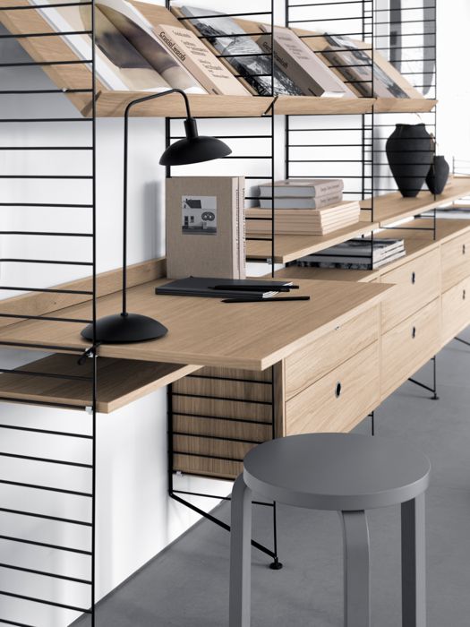 ENG
Floor mounted livingroom solution from String. Floor panels in black. Shelves, work desks and magazine shelves solid in oak. Chest of drawers in oak.
SWE
Golvmonterat hyllsystem för vardagsrum från String. Golvgavlar i svart. Hyllplan, arbetsskiva och tidskriftshyllor i ek. Lådhurtsar i ask.
DE
Bodenstehende Wohnzimmerlösung von String. Bodenleitern in Schwarz. Regalböden, Schreibtischplatten und Zeitschriftenablagen in Eiche. Schubladenelement in Eiche.
FR
Solution pour salon à poser au sol signée String. Montants de sol noir. Étagères, bureaux et étagères à revues bois massif chêne. Caisson tiroirs chêne.
ES
Solución de sala de estar montada en suelo de String. Paneles de suelo en negro. Estantes, escritorios y revisteros macizos en roble. Cajoneras en roble.