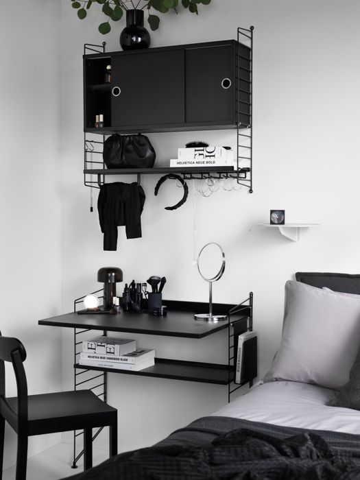 ENG
Shelving combination from String designed to act as a dressing table. Floor and wall panels in black. Cabinet with sliding doors and work desk in black stained ask along with metal shelves and accessories in black. Complement your string shelf with a Museum shelf in white and you have a small nightstand for the most important things.
SWE
Hyllkombination från String designad som ett sminkbord. Golv- och väggavlar i svart. Skåp med skjutdörrar och arbetsskiva i svartbetsad ask samt metallhyllplan och accessoarer i svart. Komplettera din stringhylla med en Museumhylla i vitt för dina viktigaste saker.
DE
Regalkombination von String, um einen Schminktisch zu erhalten. Boden- und Wandleitern in Schwarz. Schrank mit Schiebetüren und Schreibtischplatte in schwarz gebeizter Esche sowie Regalböden aus Metall und Zubehör in Schwarz. Ergänzen Sie Ihr String Regal mit einem Museum Regal in Weiß und Sie haben einen kleinen Nachttisch für die wichtigsten Dinge.
FR
Combinaison d’étagères String conçues pour servir de coiffeuse. Montants de sol et muraux noir. Caisson portes coulissantes et bureau en chêne teinté noir avec étagères en métal et accessoires, noir. Complétez votre étagère String avec une étagère Museum blanche. Vous disposerez ainsi d’une petite table de nuit destinées à accueillir vos objets essentiels.
ES
Combinación de estantes de String diseñada para servir de tocador. Paneles de suelo y de pared en negro. Cabinet con puertas correderas y escritorio en negro, con estanterías metálicas y accesorios en negro. Complementa tu estante String con un estante Museum en blanco y consigue una pequeña mesilla de noche en la que guardar tus cosas más importantes.
JP
ブラックのフロアパネルとウォールパネルにブラック ステインド アッシュのキャビネットとワークデスク、そしてメタルシェルフとアクセサリーにブラックを使用したスタイリッシュなコンビネーション。近くにホワイトのMuseum™ コンソールシェルフをプラスして、見せる収納と隠す収納にお役立てください。