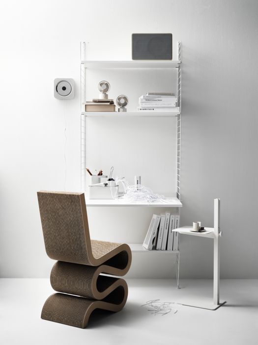 ENG
String shelf with floor panels from String System. Floor panels, shelves, work desk in white and organizers in beige. Side table from Museum in white. This combination is perfect for the office.
SWE
Stringhylla med golvgavlar från String System. Golvgavlar, hyllplan, arbetsskiva i vitt och organizers i beige. Sidobord från Museum i vitt. Denna kombination passar utmärkt i kontoret.
DE
String Regal mit Bodenleitern von String System. Bodenleitern, Regalböden, Schreibtischplatte in Weiß und Aufbewahrungsboxen in Beige. Museum Beistelltisch in Weiß. Diese Kombination ist perfekt für das Büro.
FR
Étagère String avec montants de sol, gamme String System. Montants de sol, étagères et bureau en blanc et vide-poches muraux en beige. Table d’appoint Museum, blanc. Cette combinaison est idéale pour un bureau.
ES
Estantería modular con paneles de suelo de String System. Paneles de suelo, estanterías, mesa de trabajo en blanco y organizadores en beis. Museum Sidetable en blanco. Una combinación perfecta para la oficina.
JP
ホワイトのフロアパネル、シェルフ、ワークデスクにベージュのオーガナイザーを備えたString® SystemとホワイトのMuseum™ サイドテーブルの組み合わせはオフィス使用に最適です。