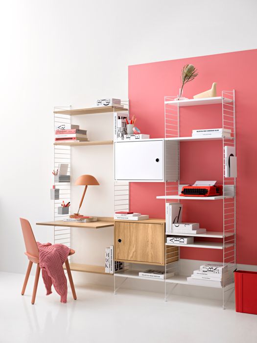 ENG
Larger string shelf optimal in your workspace or living room. Floor panels, shelves, cabinet with swing door, media shelf and magazine holder in white. Shelves, work desk, cabinet with swing door in oak. Organizers in grey.
SWE
Större stringhylla som passar i arbetsrummet eller vardagsrummet. Golvgavlar, hyllplan, skåp med dörr, mediahyllplan och tidskriftssamlare i vitt. Hyllplan, arbetsskiva, skåp med dörr i ek. Organizers i grått.
DE
Größerer String Regalboden, optimal für den Arbeitsplatz oder das Wohnzimmer. Bodenleitern, Regalböden, Schrank mit Schwenktür, Mediaablage und Zeitschriftenhalter in Weiß. Regalböden, Schreibtischplatte, Schrank mit Schwenktür in Eiche. Aufbewahrungsboxen in Grau.
FR
Grande étagère String optimale pour votre espace de travail ou votre salon. Montants de sol, étagères, caisson porte battante, étagère média et porte-revues, blanc. Étagères, bureau, caisson portes battantes en chêne. Vide-poches muraux, gris.
ES
Estantería modular String más amplia, ideal para tu espacio de trabajo o salón. Paneles de suelo, estantes, cabinet con puerta batiente, estante para mediateca y revistero en blanco. Estantes, mesa de trabajo, cabinet con puerta batiente de roble. Organizadores en gris.
JP
ワークスペースやリビングルームにぴったりの大きめのストリングシェルフ。ホワイトのフロアパネル、片開きキャビネット、メディアシェルフ、マガジンホルダーにオークのシェルフ、ワークデスク、片開きキャビネットを合わせてグレーのオーガナイザーを取り付けたコンビネーション。