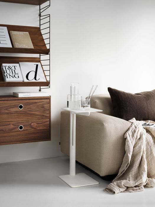 ENG
Shelving combination perfect for your living room . Wall-hung shelving combination with brown panels, shelves, magazine shelves and drawers in walnut. Complement you string shelf with a Museum sidetable in white.
SWE
Stringhylla som passar i vardagsrummet. Vägghängd hyllkombination med bruna gavlar, hyllplan, tidskriftshylla och lådhurtsar i valnöt. Komplettera din vardagsrumshylla med ett sidobord i vitt från Museum.
DE
Regalkombination, perfekt für Ihr Wohnzimmer. Wandhängende Regalkombination mit Stirnwänden, Regalböden, Zeitschriftenablagen und Schubladen in Nussbaum. Ergänzen Sie Ihr String Regal mit einem Museum Beistelltisch in Weiß.
FR
Combinaison d’étagères idéale pour votre salon. Combinaison d’étagères murales avec montants arrondis, étagères, porte-revues et tiroirs, noyer. Complétez votre étagère String avec une Museum Sidetable blanche.
ES
Una combinación de estantes perfecta para el salón. Combinación de estantes colgantes para pared con paneles frontales, estanterías, revisteros y cajones en madera de nogal. Complementa tu estante String con una Museum Sidetable en blanco.
JP
ブラウンのウォールパネルにウォールナットのシェルフ、マガジンシェルフ、チェストを合わせたString® System。横にはホワイトのMuseum™ サイドテーブルを置いたリビングルームにぴったりのスタイリング。