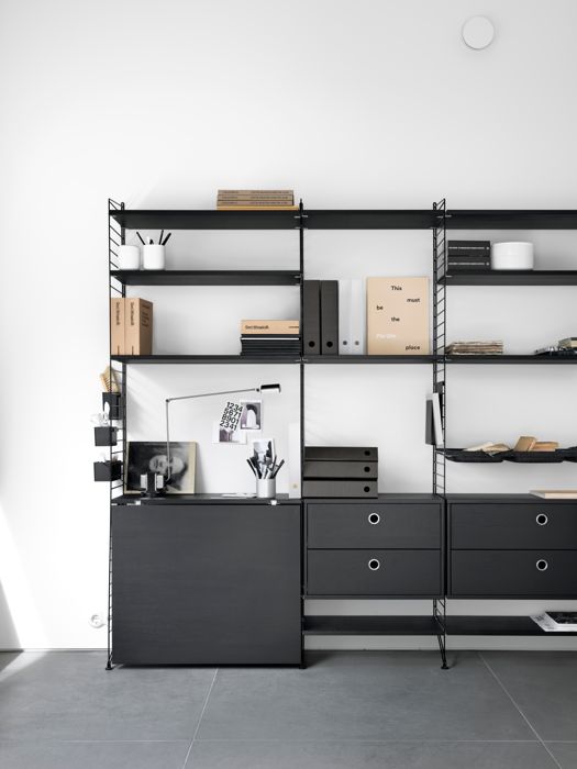 ENG
Floor mounted workspace solution from String. Floor panels in black. Shelves, chest of drawers and folding table in black stained ash.
SWE
Golvmonterat hyllsystem för arbetsrum från String. Golvgavlar i svart. Hyllplan, lådhurtsar och fällbord i svartbetsad ask.
DE
Bodenstehende Arbeitsplatzlösung von String. Bodenleitern in Schwarz. Regalböden, Schubladenelement und Klapptisch in Esche schwarz gebeizt.
FR
Solution pour espace de travail à poser au sol signée String. Montants de sol noir. Étagères, caisson tiroirs et table pliante frêne teinté noir.
ES
Solución de espacio de trabajo montada en suelo de String. Paneles de suelo en negro. Estantes, cajoneras y mesa plegable en fresno teñido negro.