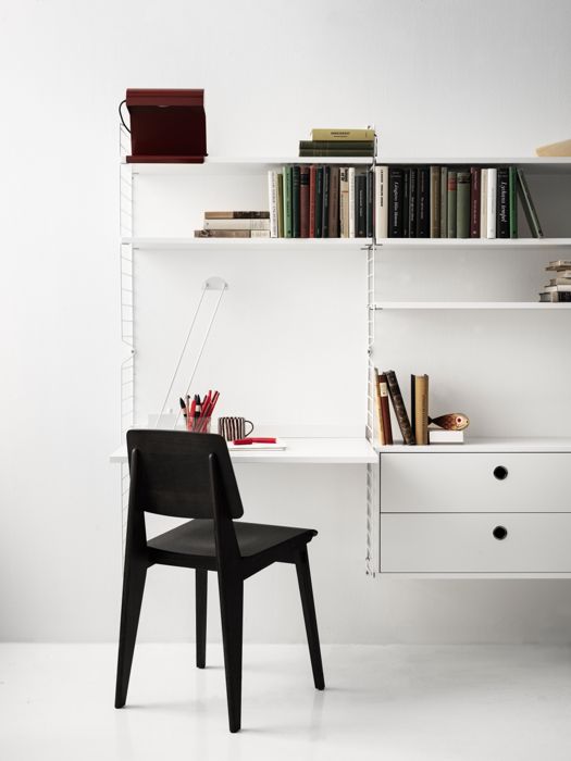 ENG
Wall-hung string shelf in white. Shelves, work desks and drawers creates two separate work stations.
SWE
Vägghängd stringhylla helt i vitt. Hyllplan, arbetsskivor och lådhurts som tillsammans utgör ett kontor med två separata arbetsplatser.
DE
Wandhängendes String Regal in Weiß. Regalböden, Schreibtischplatten und Schubladen schaffen zwei separate Arbeitsplätze.
FR
Étagère String murale, blanc. Les étagères, bureaux et tiroirs créent deux postes de travail séparés.
ES
Estantería modular de String en blanco para pared. Estanterías, escritorios y cajones que crean dos áreas de trabajo independientes.
JP
ホワイトのシェルフ、ワークデスク、チェストを備えたウォールタイプのストリングシェルフ。このようにして2つの独立したワークステーションを設けることができます。