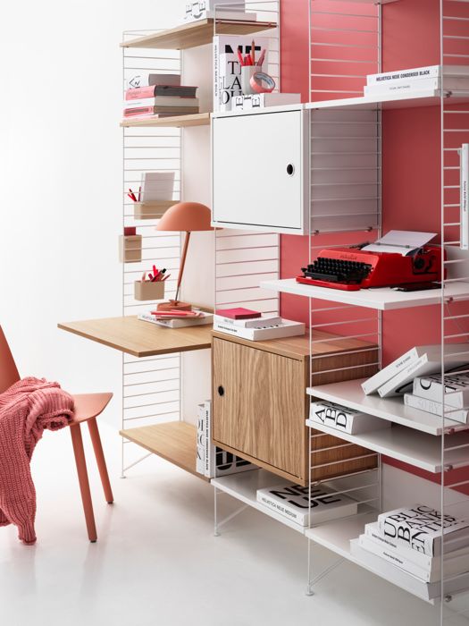 ENG
Larger string shelf optimal in your workspace or living room. Floor panels, shelves, cabinet with swing door, media shelf and magazine holder in white. Shelves, work desk, cabinet with swing door in oak. Organizers in beige.
SWE
Större stringhylla som passar i arbetsrummet eller vardagsrummet. Golvgavlar, hyllplan, skåp med dörr, mediahyllplan och tidskriftssamlare i vitt. Hyllplan, arbetsskiva, skåp med dörr i ek. Organizers i beige.
DE
Größerer String Regalboden, optimal für den Arbeitsplatz oder das Wohnzimmer. Bodenleitern, Regalböden, Schrank mit Schwenktür, Mediaablage und Zeitschriftenhalter in Weiß. Regalböden, Schreibtischplatte, Schrank mit Schwenktür in Eiche. Aufbewahrungsboxen in Beige.
FR
Grande étagère String optimale pour votre espace de travail ou votre salon. Montants de sol, étagères, caisson porte battante, étagère média et porte-revues, blanc. Étagères, bureau, caisson portes battantes en chêne. Vide-poches muraux, beige.
ES
Estantería modular String más amplia, ideal para tu espacio de trabajo o salón. Paneles de suelo, estantes, cabinet con puerta batiente, estante para mediateca y revistero en blanco. Estantes, mesa de trabajo, cabinet con puerta batiente de roble. Organizadores en beis.
JP
ワークスペースやリビングルームにぴったりの大きめのストリングシェルフ。ホワイトのフロアパネル、片開きキャビネット、メディアシェルフ、マガジンホルダーにオークのシェルフ、ワークデスク、片開きキャビネットを合わせてグレーのオーガナイザーを取り付けたコンビネーション。