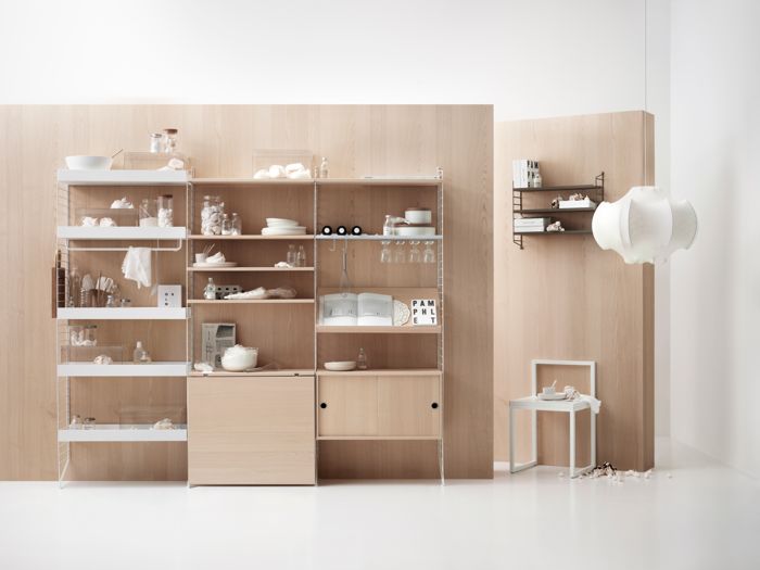 ENG
Floor mounted kitchen solution from String. Floor panels in white. Metal shelves high and low, rods, hanger racks, and hooks in white. Shelves, folding table and cabinets with sliding doors in ash.
SWE
Golvmonterat hyllsystem för kök från String. Golvgavlar i vitt. Metallhyllplan med hög och låg kant, stänger, spjut och krokar i vitt. Hyllplan, fällbord och skåp med skjutdörrar i ask.
DE
Bodenstehende Küchenlösung von String. Bodenleitern in Weiß. Regalböden aus Metall mit hoher und niedriger Kante, Stangen, Glasaufhängungen und Haken in Weiß. Regalböden, Klapptisch und Schrankelemente mit Schiebetüren in Esche.
FR
Solution pour cuisine à poser au sol signée String. Montants de sol blanc. Étagères métal haute et basses, barres, supports pour verres, et crochets blanc. Étagères, table pliante et caissons portes coulissantes frêne.
ES
Solución de cocina montada en suelo de String. Paneles de pared en blanco. Estantes metálicos altos y bajos, barras de colgar, soportes para copas y ganchos en blanco. Estantes, mesa plegable y cabinets con puertas correderas en fresno.