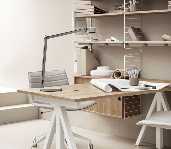ENG
Wall panels in white. Shelves, work desk and cabinets with sliding doors in oak. Rod, organizers, magazine holder and hooks in white.
SWE
Väggavlar i vit. Hyllplan, arbetsskiva, skåp med skjutdörrar i ek. Stång, organizers, tidsskriftsamlare och krokar i vitt.
DE
Wandleitern in Weiß. Regalböden, Schreibtischplatte und Schrankelemente mit Schiebetüren in Eiche. Stange, Zeitschriftenhalter und Haken in Weiß.
FR
montants muraux blanc. étagères, bureau et caissons portes coulissantes chêne. barre, vide-poches muraux, porte-revue et crochets blanc.
ES
Paneles de pared en blanco. Estantes, escritorio y cabinets con puertas correderas en roble. Barra de colgar, organizadores, revistero y ganchos en blanco.