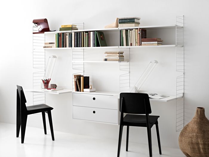 ENG
Wall-hung string shelf in white. Shelves, work desks and drawers creates two separate work stations.
SWE
Vägghängd stringhylla helt i vitt. Hyllplan, arbetsskivor och lådhurts som tillsammans utgör ett kontor med två separata arbetsplatser.
DE
Wandhängendes String Regal in Weiß. Regalböden, Schreibtischplatten und Schubladen schaffen zwei separate Arbeitsplätze.
FR
Étagère String murale, blanc. Les étagères, bureaux et tiroirs créent deux postes de travail séparés.
ES
Estantería modular de String en blanco para pared. Estanterías, escritorios y cajones que crean dos áreas de trabajo independientes.
JP
ホワイトのシェルフ、ワークデスク、チェストを備えたウォールタイプのストリングシェルフ。このようにして2つの独立したワークステーションを設けることができます。