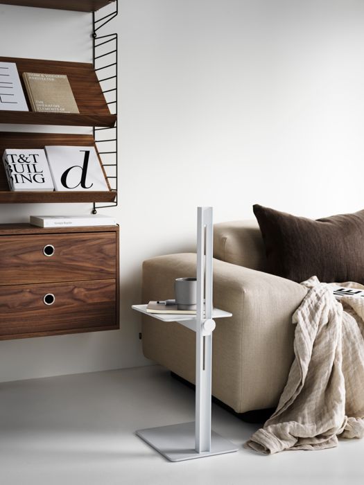 ENG
Shelving combination perfect for your living room . Wall-hung shelving combination with brown panels, shelves, magazine shelves and drawers in walnut. Complement you string shelf with a Museum sidetable in aluminum.
SWE
Stringhylla som passar i vardagsrummet. Vägghängd hyllkombination med bruna gavlar, hyllplan, tidskriftshylla och lådhurtsar i valnöt. Komplettera din vardagsrumshylla med ett sidobord i aluminium från Museum.
DE
Regalkombination, perfekt für Ihr Wohnzimmer . Wandhängende Regalkombination mit Stirnwänden, Regalböden, Zeitschriftenablagen und Schubladen in Nussbaum. Ergänzen Sie Ihr String Regal mit einem Museum Beistelltisch in Aluminium.
FR
Combinaison d’étagères idéale pour votre salon. Combinaison d’étagères murales avec montants arrondis, étagères, porte-revues et tiroirs, noyer. Complétez votre étagère String avec une Museum Sidetable en aluminium.
ES
Una combinación de estantes perfecta para el salón. Combinación de estantes colgantes para pared con paneles frontales, estanterías, revisteros y cajones en madera de nogal. Complementa tu estante String con una Museum Sidetable en aluminio.
JP
ブラウンのウォールパネルにウォールナットのシェルフ、マガジンシェルフ、チェストを合わせたString® System。横にはアルミニウムのMuseum™ サイドテーブルを置いたリビングルームにぴったりのスタイリング。